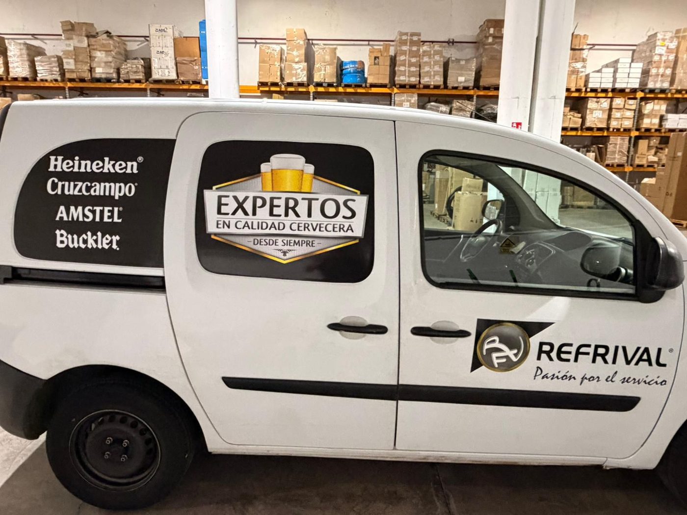 Furgoneta comercial rotulada de Bitali Canarias