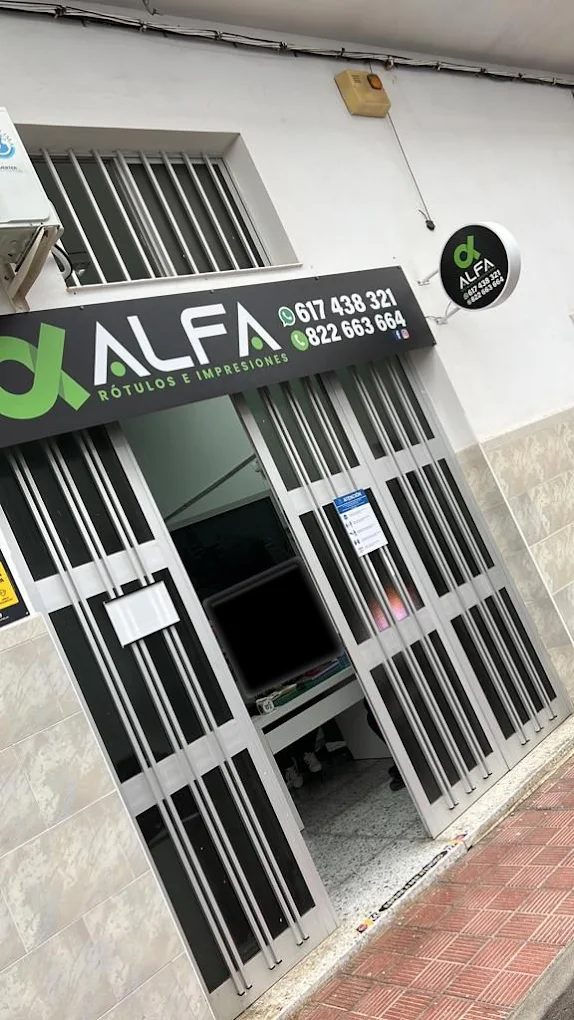 Entrada del taller de ALFA Rótulos en Tenerife Sur