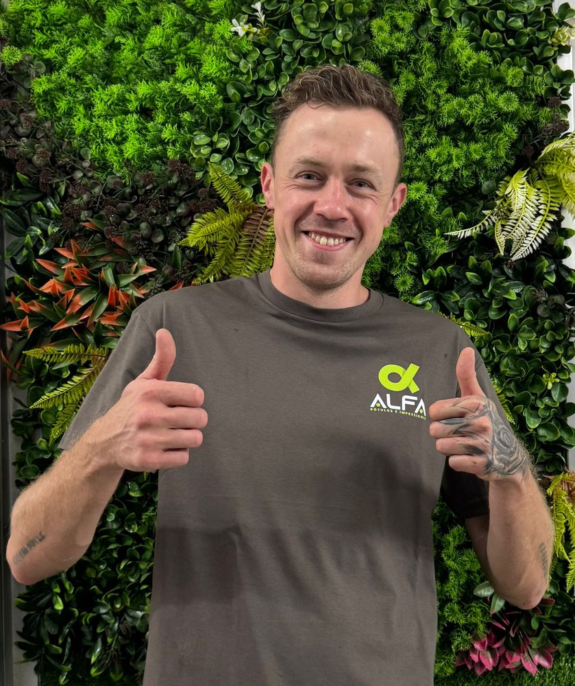 Ilya, taller, soldadura e instalación en ALFA Rótulos