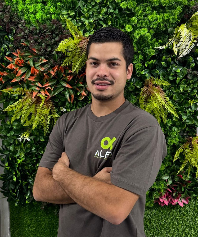 José, especialista en luminosos e instalación en ALFA Rótulos