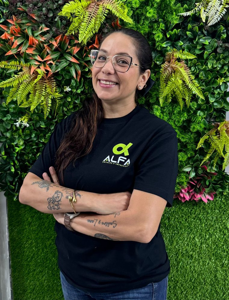 Mari Ángeles, encargada de impresión en ALFA Rótulos