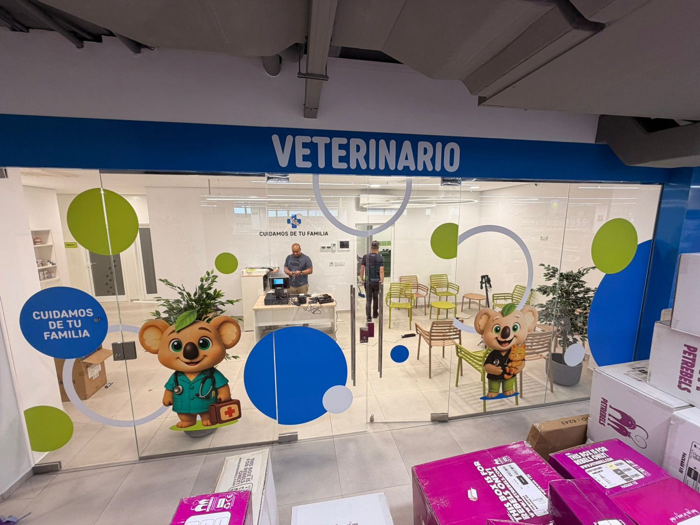 Vinilo de gran formato aplicado en la tienda Koala Mascotas