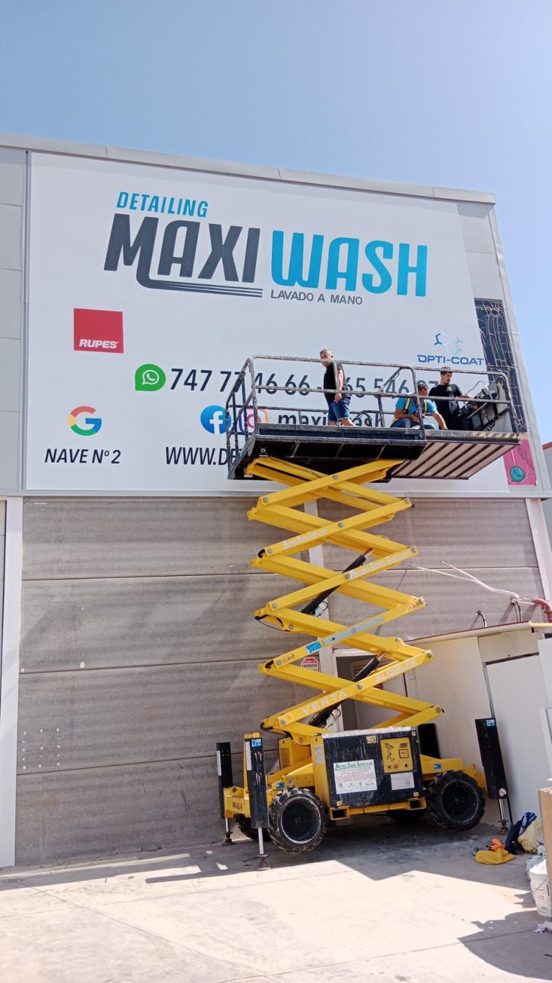 Maxi Wash — instalación de cartel de gran formato por ALFA Rótulos