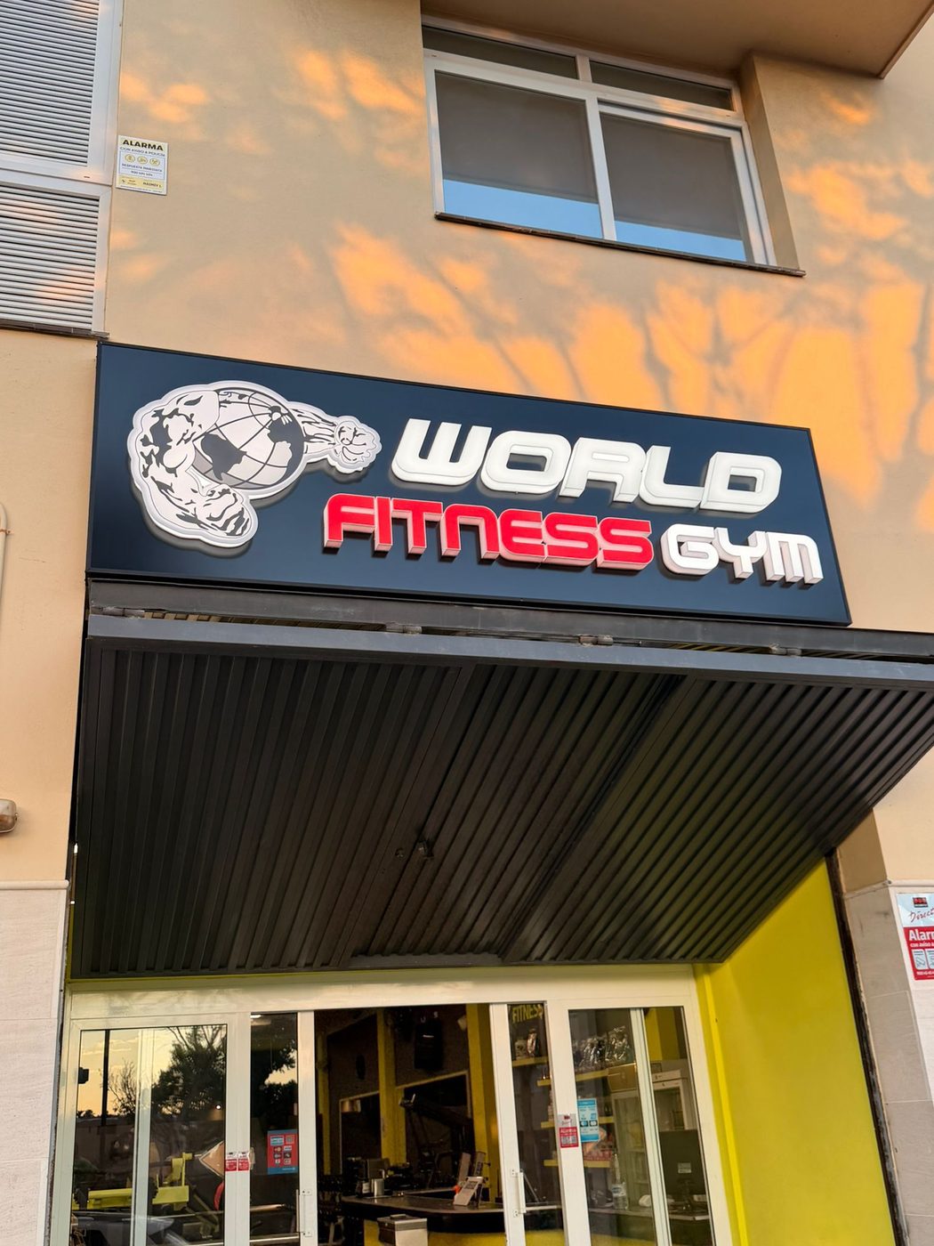 Rótulo luminoso de World Fitness Gym fabricado por ALFA